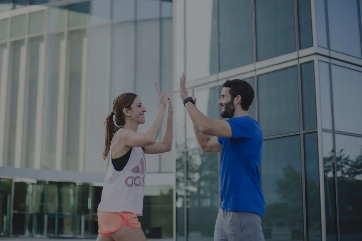 Entrenador personal y clienta durante un entrenamiento al aire libre